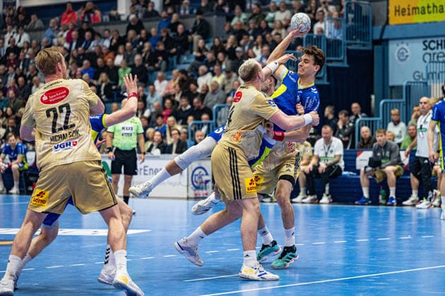 Daikin Handball Bundesliga, VfL Gummersbach TSV Hannover Burgdorf, 28 03 2026 Marian Michalczik TSV Hannover Burgdorf 22 , Justus Fischer TSV Hannover Burgdorf 54 , Julian Köster VfL Gummersbach, 7 , Daikin Handball Bundesliga, VfL Gummersbach TSV Hannover Burgdorf, 28 03 2026 Copyright: xBEAUTIFULxSPORTS Erlhofx