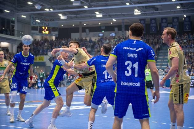 Kay Smits, Backcourt, VfL Gummersbach 31 , RenÄrs UÅ¡Äins, Backcourt, TSV Hannover Burgdorf 10 ,Julian Koester, Backcourt, VfL Gummersbach 7 , VfL Gummersbach vs TSV Hannover Burgdorf, Daikin Handball Bundesliga, Men , 26 Matchday, 28 03 2026 Gummersbach NRW Germany Copyright: xkolbert-press MartinxWdziecznyx