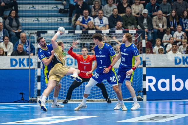 Daikin Handball Bundesliga, VfL Gummersbach TSV Hannover Burgdorf, 28 03 2026 Teitur Einarsson VfL Gummersbach, 14 , Justus Fischer TSV Hannover Burgdorf 54 , Dominik Kuzmanović VfL Gummersbach, 1 , Julian Köster VfL Gummersbach, 7 , Tom Kiesler VfL Gummersbach, 30 , Daikin Handball Bundesliga, VfL Gummersbach TSV Hannover Burgdorf, 28 03 2026 Copyright: xBEAUTIFULxSPORTS Erlhofx