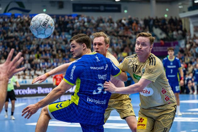 Daikin Handball Bundesliga, VfL Gummersbach TSV Hannover Burgdorf, 28 03 2026 Kay Smits VfL Gummersbach, 31 , August Baskar Pedersen TSV Hannover Burgdorf 17 , Daikin Handball Bundesliga, VfL Gummersbach TSV Hannover Burgdorf, 28 03 2026 Copyright: xBEAUTIFULxSPORTS Erlhofx
