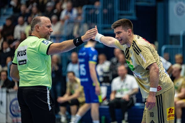Daikin Handball Bundesliga, VfL Gummersbach TSV Hannover Burgdorf, 28 03 2026 RenÄrs UÅ¡Äins TSV Hannover Burgdorf 10 , complains to the referee Daikin Handball Bundesliga, VfL Gummersbach TSV Hannover Burgdorf, 28 03 2026 Copyright: xBEAUTIFULxSPORTS Erlhofx