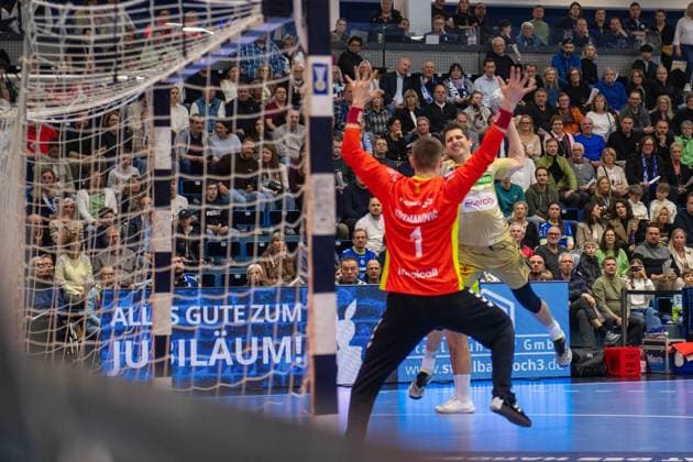 Dominik Kuzmanović, Goalkeeper, VfL Gummersbach 1 , Marius Steinhauser, Outside, TSV Hannover Burgdorf 19 ,VfL Gummersbach vs TSV Hannover Burgdorf, Daikin Handball Bundesliga, Men , Matchday 26, 28 03 2026 Gummersbach NRW Germany Copyright: xkolbert-press MartinxWdziecznyx