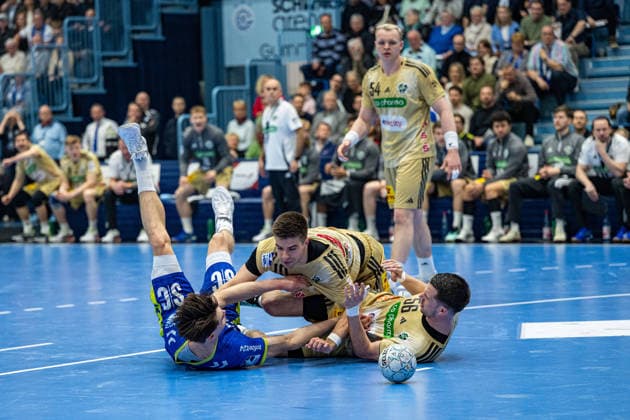 Daikin Handball Bundesliga, VfL Gummersbach TSV Hannover Burgdorf, 28 03 2026 Miro Schluroff VfL Gummersbach, 15 , RenÄrs UÅ¡Äins TSV Hannover Burgdorf 10 , Hannes Feise TSV Hannover Burgdorf 56 , Justus Fischer TSV Hannover Burgdorf 54 , Daikin Handball Bundesliga, VfL Gummersbach TSV Hannover Burgdorf, 28 03 2026 Copyright: xBEAUTIFULxSPORTS Erlhofx