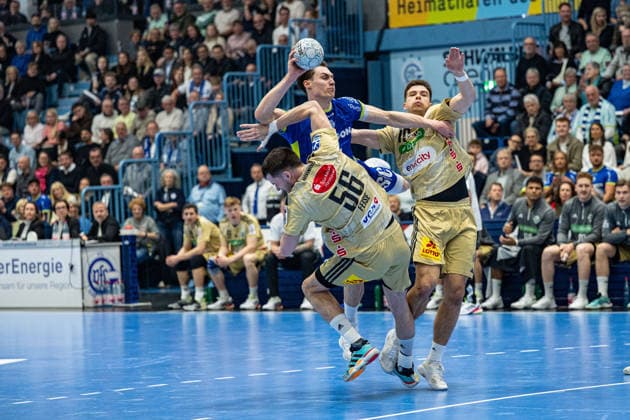 Daikin Handball Bundesliga, VfL Gummersbach TSV Hannover Burgdorf, 28 03 2026 Hannes Feise TSV Hannover Burgdorf 56 , Miro Schluroff VfL Gummersbach, 15 , RenÄrs UÅ¡Äins TSV Hannover Burgdorf 10 , Daikin Handball Bundesliga, VfL Gummersbach TSV Hannover Burgdorf, 28 03 2026 Copyright: xBEAUTIFULxSPORTS Erlhofx