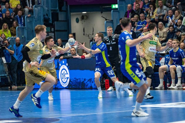 Daikin Handball Bundesliga, VfL Gummersbach TSV Hannover Burgdorf, 28 03 2026 RenÄrs UÅ¡Äins TSV Hannover Burgdorf 10 , Tilen Kodrin VfL Gummersbach, 5 , Daikin Handball Bundesliga, VfL Gummersbach TSV Hannover Burgdorf, 28 03 2026 Copyright: xBEAUTIFULxSPORTS Erlhofx