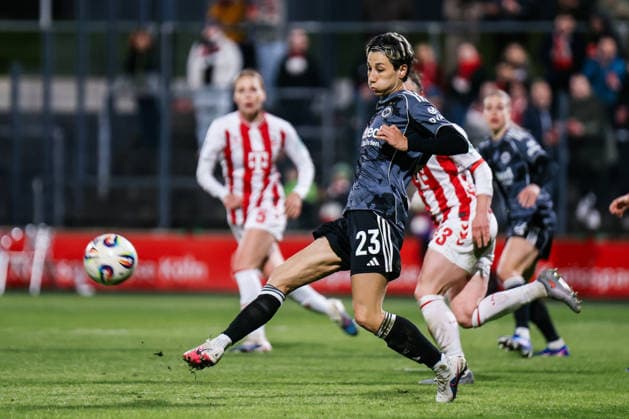 Google Pixel Womens Bundesliga 1 FC Köln Eintracht Frankfurt 28 03 2026 Sara Doorsoun Eintracht Frankfurt, 23 on the ball Google Pixel Womens Bundesliga 1 FC Köln Eintracht Frankfurt Köln, Franz Kremer Stadion 28 03 2025 DFB REGULATIONS PROHIBIT ANY USE OF PHOTOGRAPHS AS IMAGE SEQUENCES AND OR QUASI VIDEO Copyright: xBEAUTIFULxSPORTS Freisenx