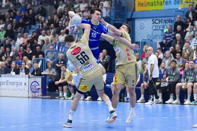 28 03 2026, xydrx, Handball, 1 HBL, VfL Gummersbach TSV Hannover Burgdorf, Schwalbe Arena Miro Schluroff VfL Gummersbach 15 in a duel against Hannes Feise TSV Hannover Burgdorf 56 and Renars Uscins TSV Hannover Burgdorf 10 Photo xYannisxDreimannxPressefotoKochx Nordrhein Westfahlen Germany