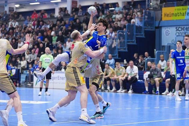 28 03 2026, xydrx, Handball, 1 HBL, VfL Gummersbach TSV Hannover Burgdorf, Schwalbe Arena Julian Koester VfL Gummersbach 7 in a duel against Justus Fischer TSV Hannover Burgdorf 54 and Hannes Feise TSV Hannover Burgdorf 56 Photo xYannisxDreimannxPressefotoKochx Nordrhein Westfahlen Germany