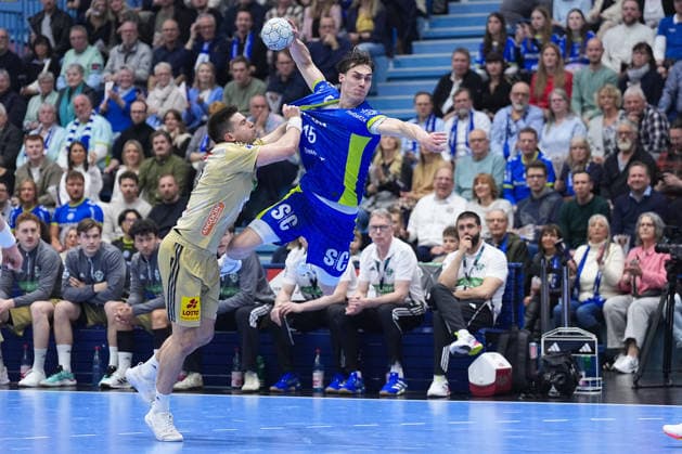 28 03 2026, xydrx, Handball, 1 HBL, VfL Gummersbach TSV Hannover Burgdorf, Schwalbe Arena Renars Uscins TSV Hannover Burgdorf 10 in duel against Miro Schluroff VfL Gummersbach 15 Photo xYannisxDreimannxPressefotoKochx Nordrhein Westfahlen Germany