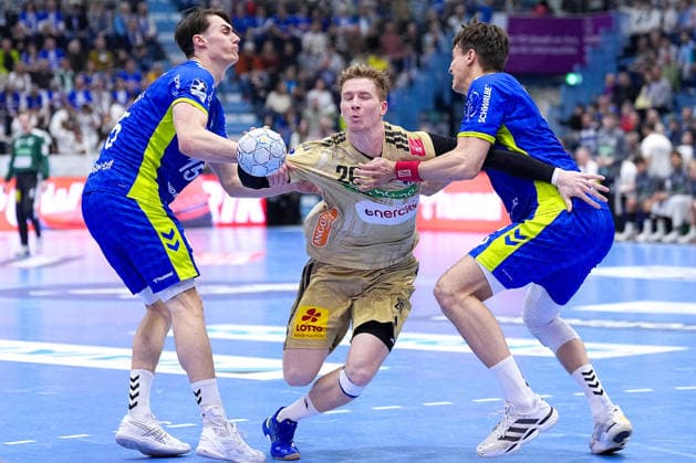 28 03 2026, xydrx, Handball, 1 HBL, VfL Gummersbach TSV Hannover Burgdorf, Schwalbe Arena Jonathan Edvardsson TSV Hannover Burgdorf 26 in a duel against Miro Schluroff VfL Gummersbach 15 and Julian Koester VfL Gummersbach 7 Photo xYannisxDreimannxPressefotoKochx Nordrhein Westfahlen Germany
