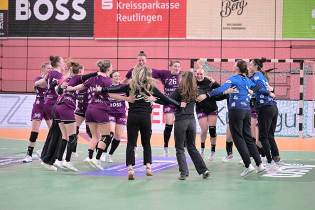 TusSies circle after the match TusSies Metzingen vs FrischAuf Goeppingen , Handball, Alsco HBF, 21 League matchday, Season 2025 2026, 28 03 2026 TusSies Metzingen vs FrischAuf Goeppingen , Handball, Alsco HBF, 21 League matchday, Season 2025 2026, 28 03 2026 Tuebingen Copyright: xEibner-Pressefoto TobiasxBaurx EP_TBR