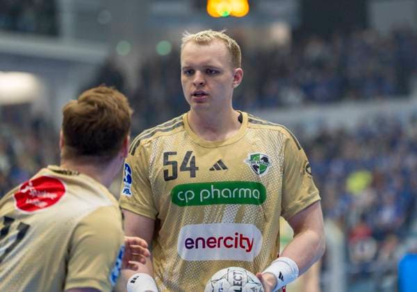 Justus Fischer TSV Hannover Burgdorf in conversation with August Pedersen TSV Hannover Burgdorf VfL Gummersbach TSV Hannover Burgdorf, Handball Daikin HBL Handball Bundesliga, Matchday 26, 28 03 2026 Copyright: HMBxMedia xMarcoxBader