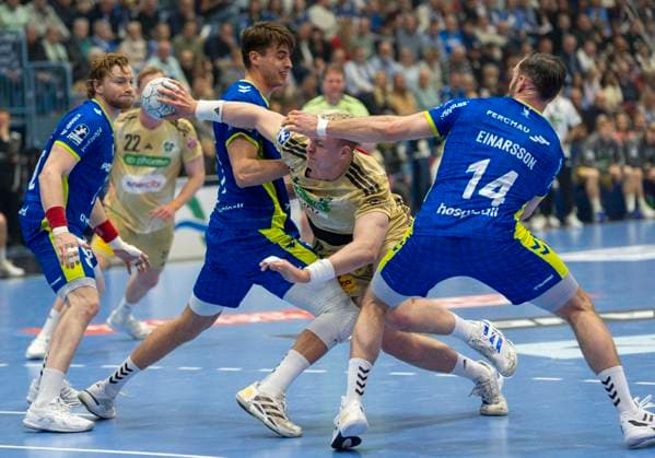 Julian Koester VfL Gummersbach, 7 and Teitur Oern Einarsson VfL Gummersbach, 14 hold Justus Fischer TSV Hannover Burgdorf on VfL Gummersbach TSV Hannover Burgdorf, Handball Daikin HBL Handball Bundesliga, 26 Matchday, 28 03 2026 Copyright: HMBxMedia xMarcoxBader