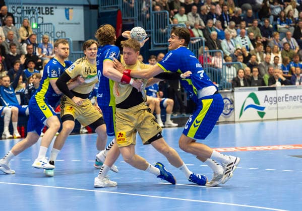 Julian Koester VfL Gummersbach, 7 re and Tom Kiesler VfL Gummersbach, 30 hold Marian Michalczik TSV Hannover Burgdorf on VfL Gummersbach TSV Hannover Burgdorf, Handball Daikin HBL Handball Bundesliga, 26 Matchday, 28 03 2026 Copyright: HMBxMedia xMarcoxBader