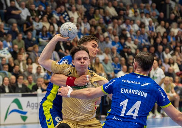 Teitur Oern Einarsson VfL Gummersbach, 14 r and Stepan Zeman VfL Gummersbach, 66 l hold Leif Tissier TSV Hannover Burgdorf on VfL Gummersbach TSV Hannover Burgdorf, Handball Daikin HBL Handball Bundesliga, Matchday 26, 28 03 2026 Copyright: HMBxMedia xMarcoxBader