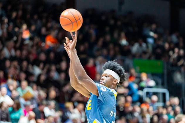28 03 2026, xomx, Basketball easyCredit BBL Bundesliga, NINERS Chemnitz EWE Baskets Oldenburg v l Brian Fobbs EWE Baskets Oldenburg on the ball Aufwaermen Chemnitz