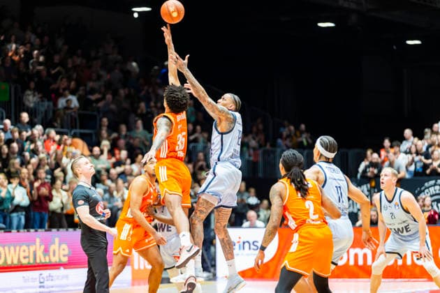 28 03 2026, xomx, Basketball easyCredit BBL Bundesliga, NINERS Chemnitz EWE Baskets Oldenburg v l Roman Bedime Niners Chemnitz and Michale Kyser EWE Baskets Oldenburg in a duel on the ball Chemnitz