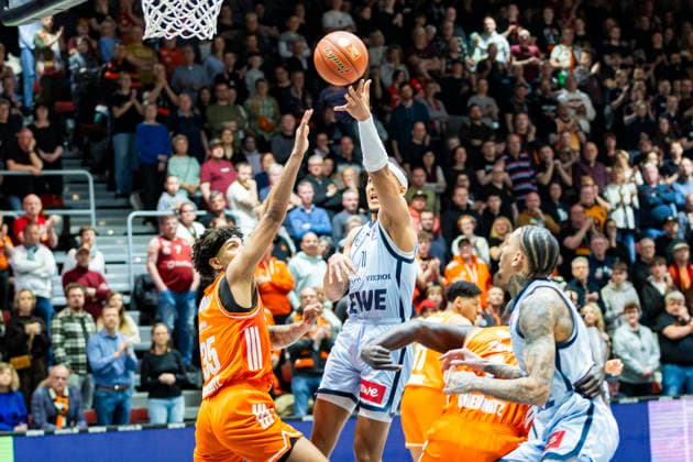 28 03 2026, xomx, Basketball easyCredit BBL Bundesliga, NINERS Chemnitz EWE Baskets Oldenburg v l Roman Bedime Niners Chemnitz and Nicholas Tischler EWE Baskets Oldenburg in a duel on the ball Chemnitz