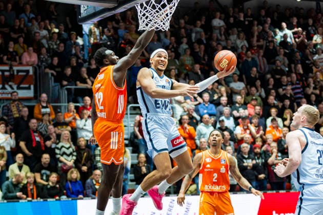 28 03 2026, xomx, Basketball easyCredit BBL Bundesliga, NINERS Chemnitz EWE Baskets Oldenburg v l Amadou Sow Niners Chemnitz and Nicholas Tischler EWE Baskets Oldenburg in a duel on the ball Chemnitz