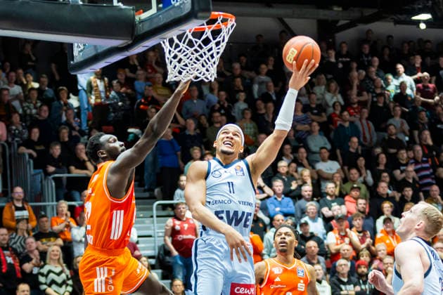 28 03 2026, xomx, Basketball easyCredit BBL Bundesliga, NINERS Chemnitz EWE Baskets Oldenburg v l Amadou Sow Niners Chemnitz and Nicholas Tischler EWE Baskets Oldenburg in a duel on the ball Chemnitz