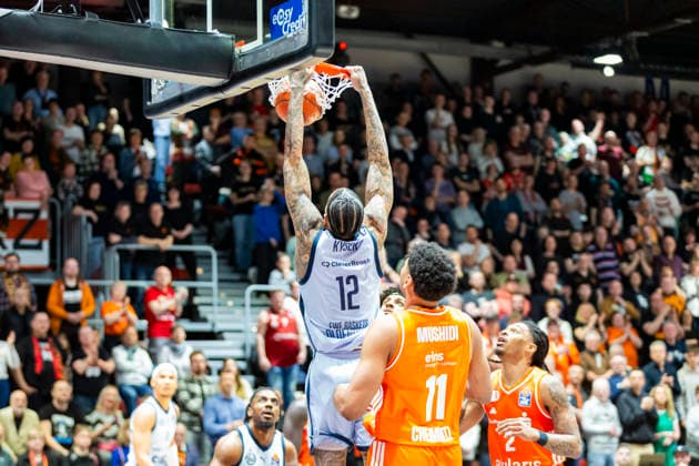 28 03 2026, xomx, Basketball easyCredit BBL Bundesliga, NINERS Chemnitz EWE Baskets Oldenburg v l Michale Kyser EWE Baskets Oldenburg on the ball Kostja Mushidi Niners Chemnitz Chemnitz
