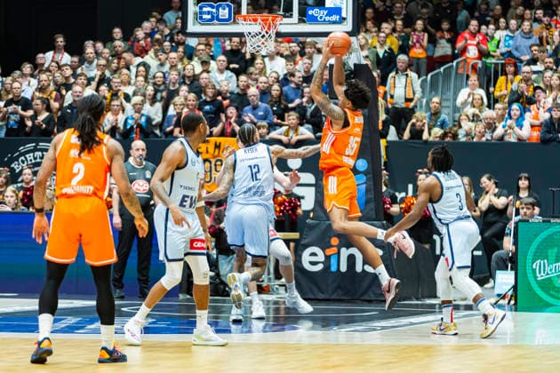 28 03 2026, xomx, Basketball easyCredit BBL Bundesliga, NINERS Chemnitz EWE Baskets Oldenburg v l Roman Bedime Niners Chemnitz on the ball Michale Kyser EWE Baskets Oldenburg Chemnitz