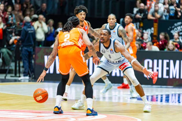 28 03 2026, xomx, Basketball easyCredit BBL Bundesliga, NINERS Chemnitz EWE Baskets Oldenburg v l Nike Sibande Niners Chemnitz and Kyle Lofton EWE Baskets Oldenburg in a duel on the ball Chemnitz
