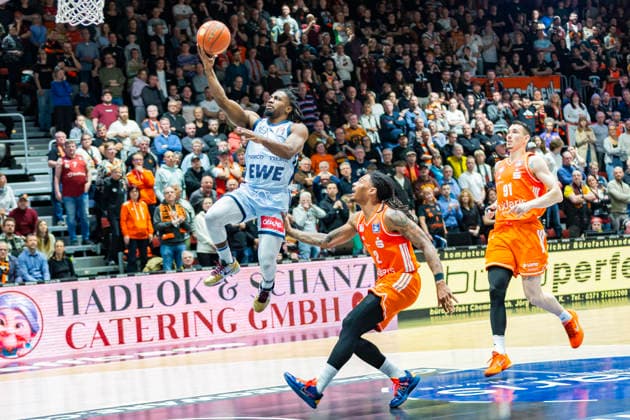 28 03 2026, xomx, Basketball easyCredit BBL Bundesliga, NINERS Chemnitz EWE Baskets Oldenburg v l Chris Clemons EWE Baskets Oldenburg on the ball Nike Sibande Niners Chemnitz Chemnitz