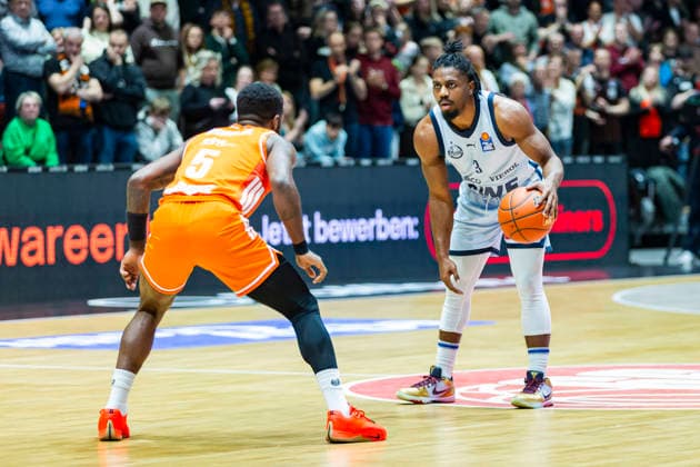 28 03 2026, xomx, Basketball easyCredit BBL Bundesliga, NINERS Chemnitz EWE Baskets Oldenburg v l Corey Davis Jr Niners Chemnitz and Chris Clemons EWE Baskets Oldenburg in a duel on the ball Chemnitz
