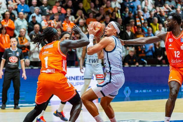 28 03 2026, xomx, Basketball easyCredit BBL Bundesliga, NINERS Chemnitz EWE Baskets Oldenburg v l Nicholas Tischler EWE Baskets Oldenburg on the ball Aher Uguak Niners Chemnitz Chemnitz