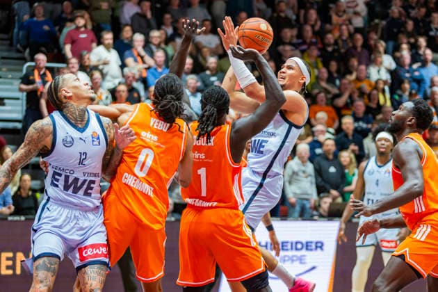 28 03 2026, xomx, Basketball easyCredit BBL Bundesliga, NINERS Chemnitz EWE Baskets Oldenburg v l Nicholas Tischler EWE Baskets Oldenburg on the ball Aher Uguak Niners Chemnitz Chemnitz