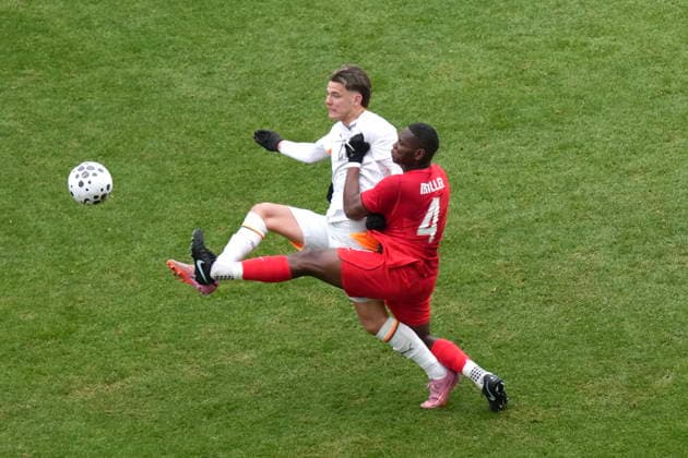 March 28, 2026, Toronto, On, CAN: Canada s Kamal Miller clears the ball from Iceland s Brynjofur Willumsson Willumsson during second half International Friendly, Länderspiel, Nationalmannschaft soccer action, in Toronto, on Saturday March 28, 2026. Kamal Miller; Brynjofur Willumsson Willumsson  - ZUMAc35_ 20260328_zaf_c35_033 Copyright: xChrisxYoungx