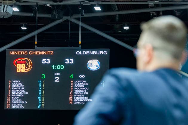 28 03 2026, xomx, Basketball easyCredit BBL Bundesliga, NINERS Chemnitz EWE Baskets Oldenburg v l Lazar Spasic EWE Baskets Oldenburg Headcoach Trainer At half-time the Chemnitz team was clearly in the lead Scoreboard Chemnitz