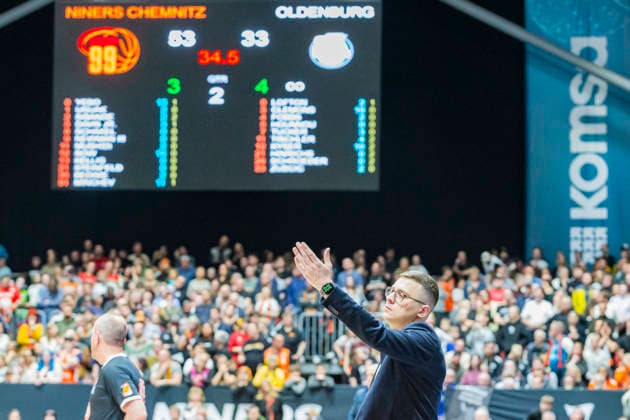 28 03 2026, xomx, Basketball easyCredit BBL Bundesliga, NINERS Chemnitz EWE Baskets Oldenburg v l Lazar Spasic EWE Baskets Oldenburg Headcoach Trainer At half-time the Chemnitz team was clearly in the lead Scoreboard Chemnitz