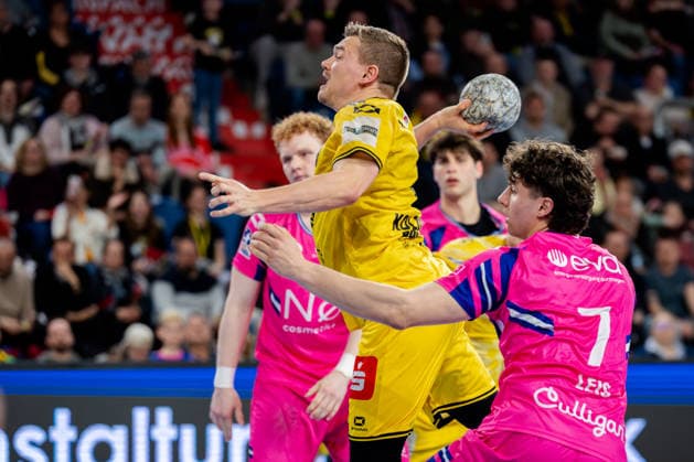 Krefeld, 28 03 2026, Handball, Men, 2 Bundesliga, 25 Matchday, 2025 2026 HSG Krefeld Niederrhein Bayer Dormagen Falk Kolodziej HSG Krefeld Niederrhein, 5 on goal throw Krefeld Yayla Arena NRW Germany