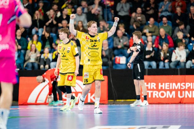Krefeld, 28 03 2026, Handball, Men, 2 Bundesliga, 25 Matchday, 2025 2026 HSG Krefeld Niederrhein Bayer Dormagen Niklas Ingenpaß HSG Krefeld Niederrhein, 55 cheers after a save by Pau Guitart HSG Krefeld Niederrhein Niederrhein, 12 Krefeld Yayla Arena NRW Germany