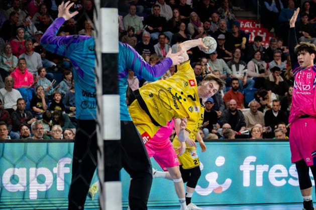 Krefeld, 28 03 2026, Handball, Men, 2 Bundesliga, 25 Matchday, 2025 2026 HSG Krefeld Niederrhein Bayer Dormagen Marvin Kix HSG Krefeld Niederrhein, 7 on goal throw Krefeld Yayla Arena NRW Germany