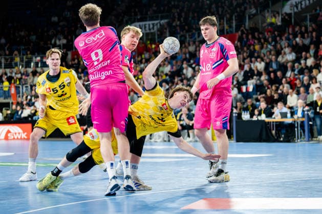 Krefeld, 28 03 2026, Handball, Men, 2 Bundesliga, 25 Matchday, 2025 2026 HSG Krefeld Niederrhein Bayer Dormagen Marvin Kix HSG Krefeld Niederrhein, 7 in duel with Florian Boehnert TSV Bayer Dormagen, 9 Krefeld Yayla Arena NRW Germany