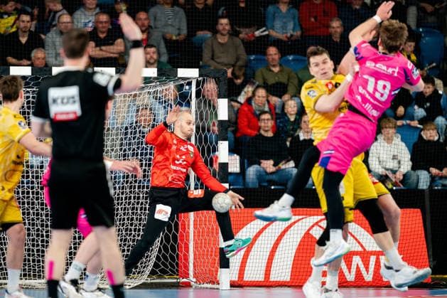 Krefeld, 28 03 2026, Handball, Men, 2 Bundesliga, 25 Matchday, 2025 2026 HSG Krefeld Niederrhein Bayer Dormagen Pau Guitart HSG Krefeld Niederrhein Niederrhein, 12 with a save against Finn Schroven TSV Bayer Dormagen, 19 Krefeld Yayla Arena NRW Germany