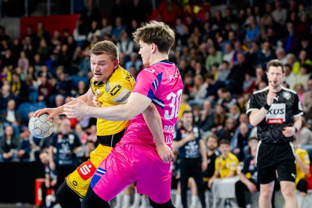 Krefeld, 28 03 2026, Handball, Men, 2 Bundesliga, 25 Matchday, 2025 2026 HSG Krefeld Niederrhein Bayer Dormagen Falk Kolodziej HSG Krefeld Niederrhein, 5 in duel with Julius Bahns TSV Bayer Dormagen, 30 Krefeld Yayla Arena NRW Germany