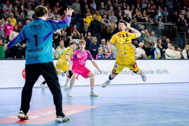 Krefeld, 28 03 2026, Handball, Men, 2 Bundesliga, 25 Matchday, 2025 2026 HSG Krefeld Niederrhein Bayer Dormagen Lucas Schneider HSG Krefeld Niederrhein, 11 on goal throw against Louis Oberosler TSV Bayer Dormagen, 1 Krefeld Yayla Arena NRW Germany