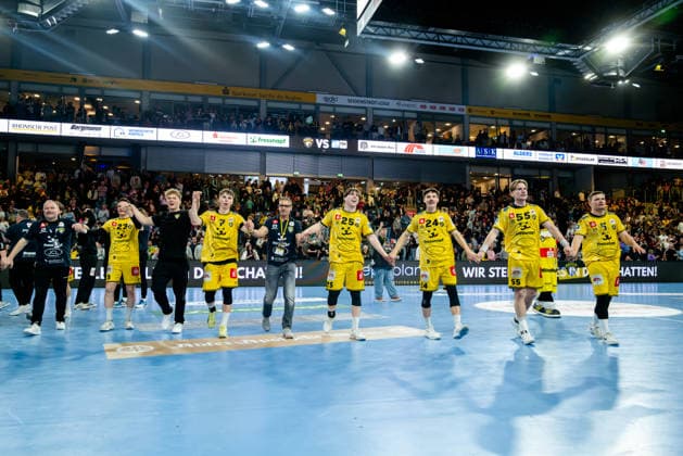 Krefeld, 28 03 2026, Handball, Men, 2 Bundesliga, 25 Matchday, 2025 2026 HSG Krefeld Niederrhein Bayer Dormagen The Krefeld team celebrates the victory with the audience Krefeld Yayla Arena NRW Germany