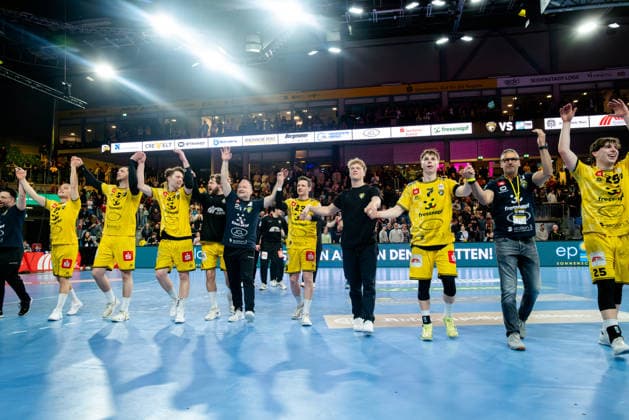 Krefeld, 28 03 2026, Handball, Men, 2 Bundesliga, 25 Matchday, 2025 2026 HSG Krefeld Niederrhein Bayer Dormagen The Krefeld team celebrates the victory with the audience Krefeld Yayla Arena NRW Germany