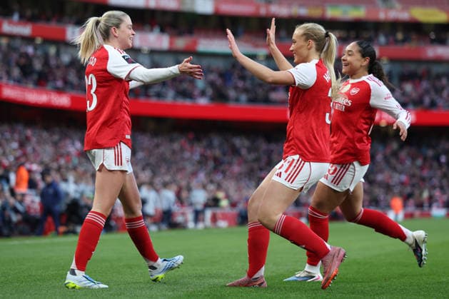 Arsenal v Tottenham Hotspur - Barclays Women s Super League Alessia Russo of Arsenal celebrates with her teammates after scoring during the Barclays FA Women s Super League match between Arsenal and Tottenham Hotspur at the Emirates Stadium in London, United Kingdom, on March 28, 2026. London Greater London United Kingdom  Copyright: xMIxNewsx originalFilename:fletcher-arsenalv260328_npYJY.jpg