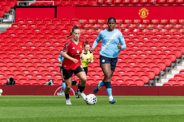 Bunny Shaw (9 Manchester City) and Maya Le Tissier (4 Manchester United, ManU ) battle during the Barclays WSL game between Manchester United and Manchester City, Old Trafford on 28th March 2026 in Manchester England (Photo by Clare Overfield Sports Press Photo) Copyright: xClarexOverfieldx xSPPx Sportspressphoto_SPR120555