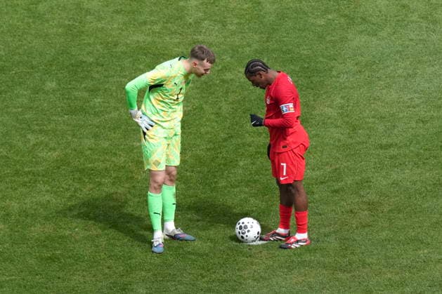 March 28, 2026, Toronto, On, CAN: Iceland goalkeeper Elias Rafn Olafsson speaks to Canada s Jonathan David as he waits to take a penally during second half International Friendly, Länderspiel, Nationalmannschaft soccer action, in Toronto, on Saturday March 28, 2026. Elias Rafn Olafsson; Jonathan David  - ZUMAc35_ 20260328_zaf_c35_048 Copyright: xChrisxYoungx