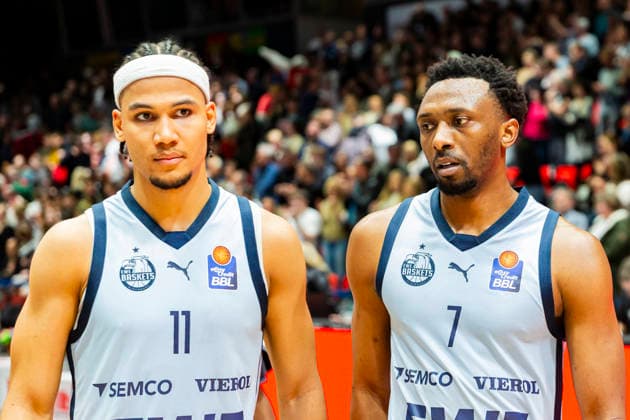 28 03 2026, xomx, Basketball easyCredit BBL Bundesliga, NINERS Chemnitz EWE Baskets Oldenburg v l The game is over The Oldenburgers lose 95 85 in the Karl Marx City Nicholas Tischler EWE Baskets Oldenburg and Dakarai Tucker EWE Baskets Oldenburg Chemnitz