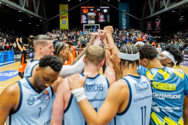 28 03 2026, xomx, Basketball easyCredit BBL Bundesliga, NINERS Chemnitz EWE Baskets Oldenburg v l The game is over The Oldenburg team lost 95 85 in the Karl Marx City of Chemnitz