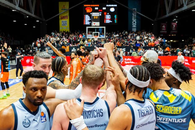 28 03 2026, xomx, Basketball easyCredit BBL Bundesliga, NINERS Chemnitz EWE Baskets Oldenburg v l The game is over The Oldenburg team lost 95 85 in the Karl Marx City of Chemnitz