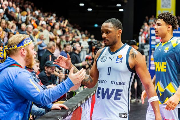 28 03 2026, xomx, Basketball easyCredit BBL Bundesliga, NINERS Chemnitz EWE Baskets Oldenburg v l The game is over The Oldenburgers lose 95 85 in the Karl Marx City Kyle Lofton EWE Baskets Oldenburg Chemnitz
